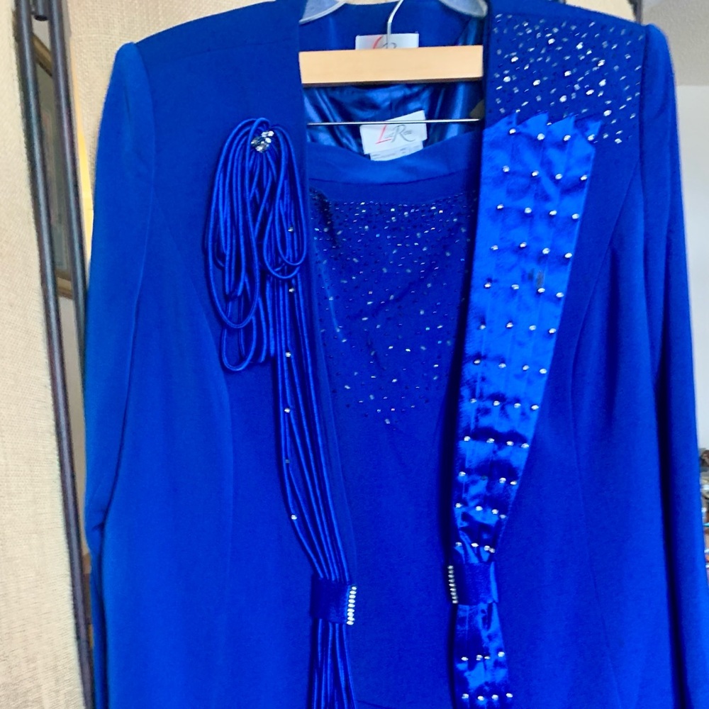 Beautiful 3 piece Lisa Renee Women’s Suit